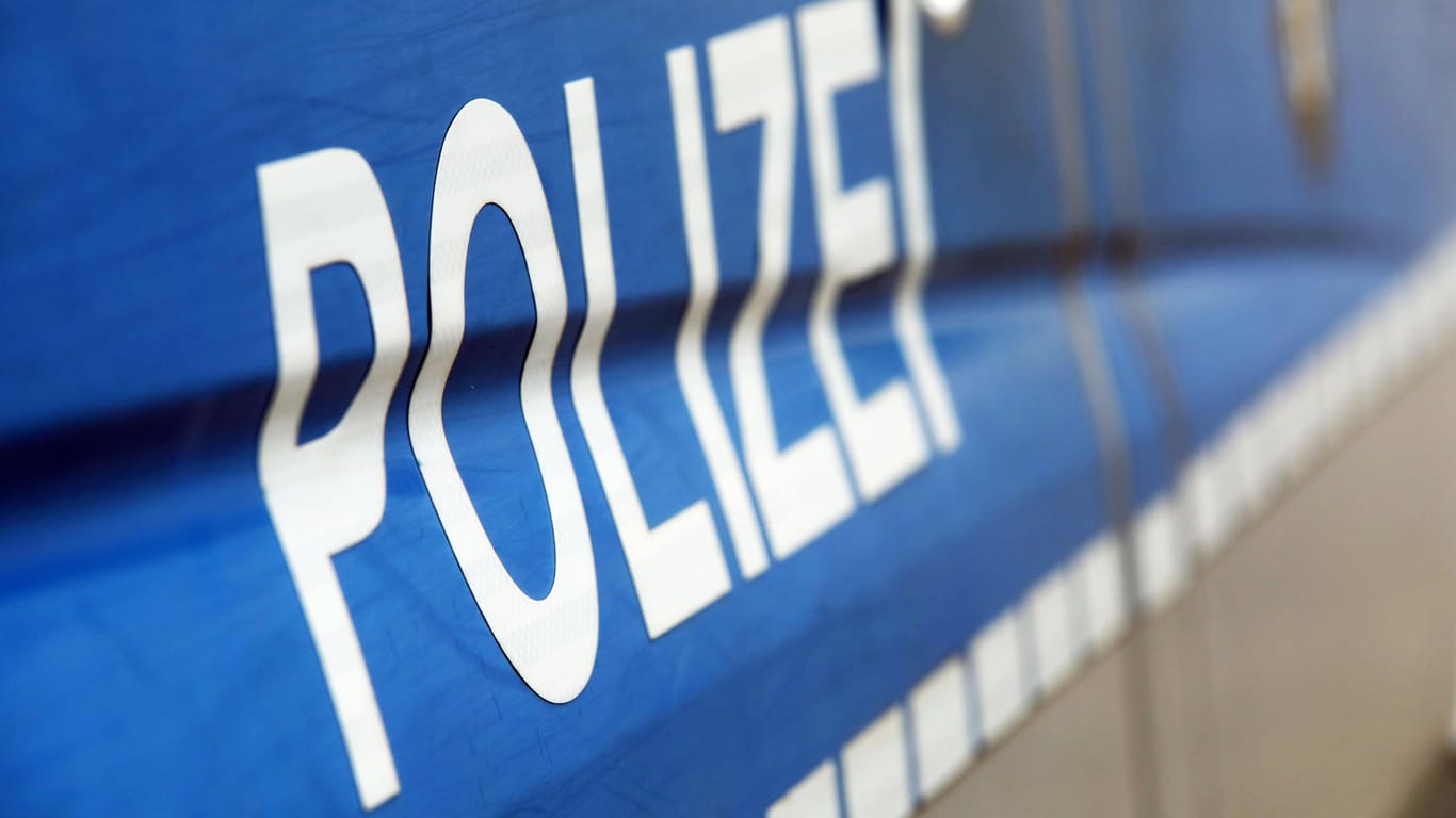 Ein Polizeiwagen (Symbolbild): Bei Karlsruhe hat ein Mann Kinder mit einem Gewehr bedroht.