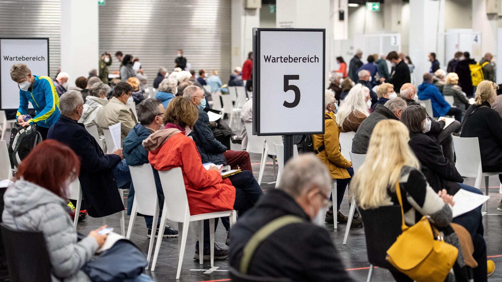 Menschen warten im Impfzentrum: In Nordrhein-Westfalen können sich Menschen ab 60 Jahren seit diesem Wochenende mit dem Wirkstoff von Astrazeneca gegen das Coronavirus impfen lassen.