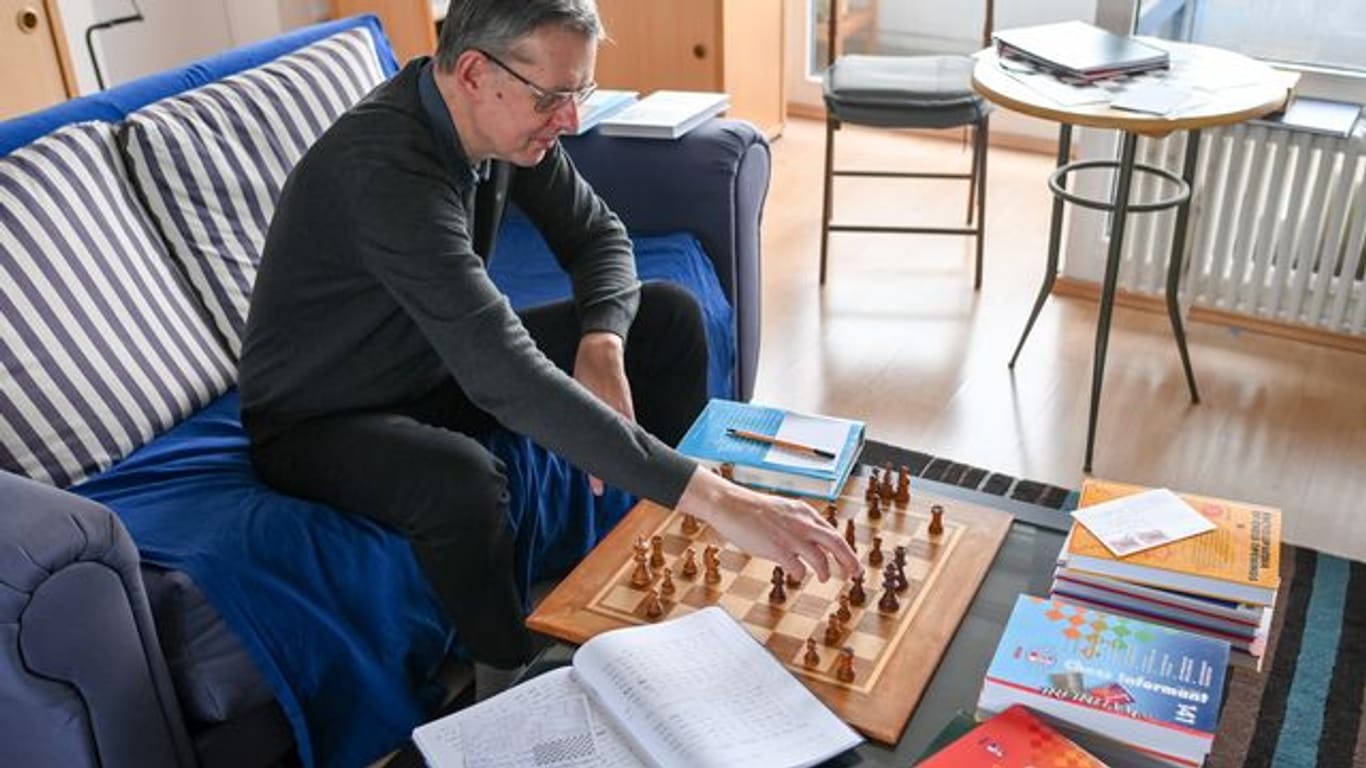 Schachspieler Ludger Heiermann in seiner Wohnung beim Fern-Schach.