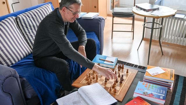 Schachspieler Ludger Heiermann in seiner Wohnung beim Fern-Schach. Schachspieler Ludger Heiermann in seiner Wohnung beim Fern-Schach.