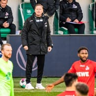 Markus Gisdol am Spielfeldrand: Der Trainer sitzt gegen Mainz wieder auf der Bank.