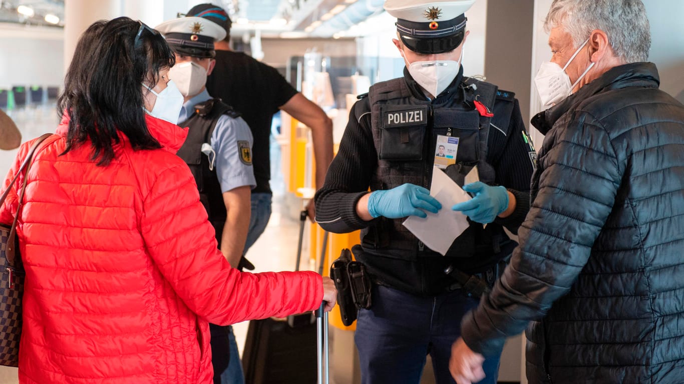 Die Bundespolizei kontrolliert die Corona-Atteste von Mallorca-Rückkehrern am Flughafen Frankfurt/Main: Schwarzmarkt für falsche Dokumente?