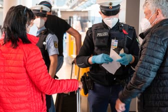 Die Bundespolizei kontrolliert die Corona-Atteste von Mallorca-Rückkehrern am Flughafen Frankfurt/Main: Schwarzmarkt für falsche Dokumente?