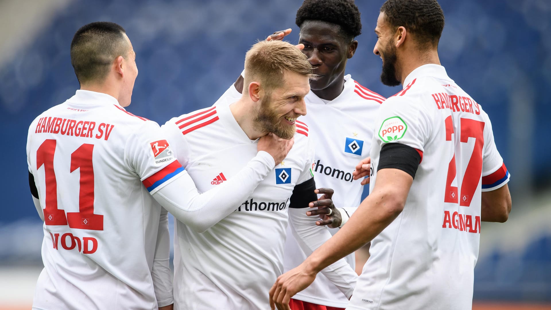 Bobby Wood (l.) und Co. beglückwünschen Aaron Hunt (2.v.l.): Der Routinier traf gleich doppelt im ersten Abschnitt.