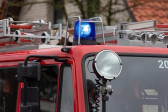 Ein Einsatzfahrzeug der Feuerwehr mit Blaulicht und Martinshorn (Symbolbild): Bei einem Kellerbrand in Hagen wurden vier Personen verletzt.