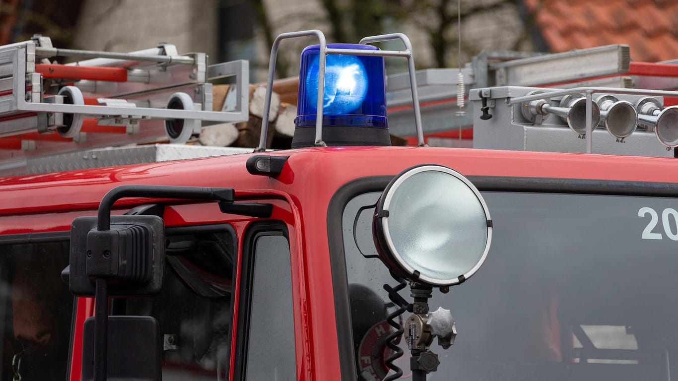 Ein Einsatzfahrzeug der Feuerwehr mit Blaulicht und Martinshorn (Symbolbild): Bei einem Kellerbrand in Hagen wurden vier Personen verletzt.