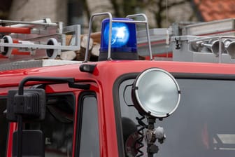 Ein Einsatzfahrzeug der Feuerwehr mit Blaulicht und Martinshorn (Symbolbild): Bei einem Kellerbrand in Hagen wurden vier Personen verletzt.