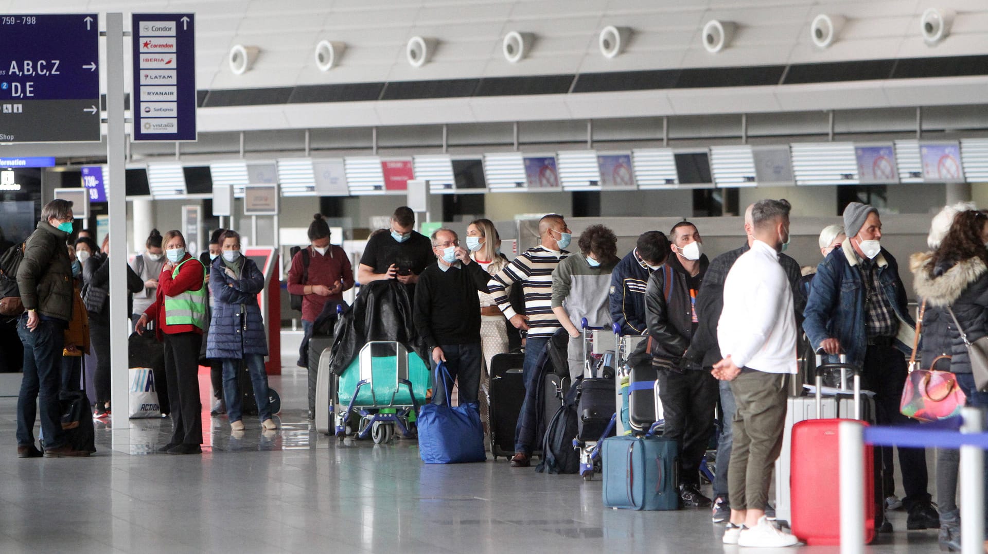 Frankfurter Flughafen: Über die Ostertage verreisen viele Deutsche ins Ausland. Frankfurter Flughafen: Über die Ostertage verreisen viele Deutsche ins Ausland.