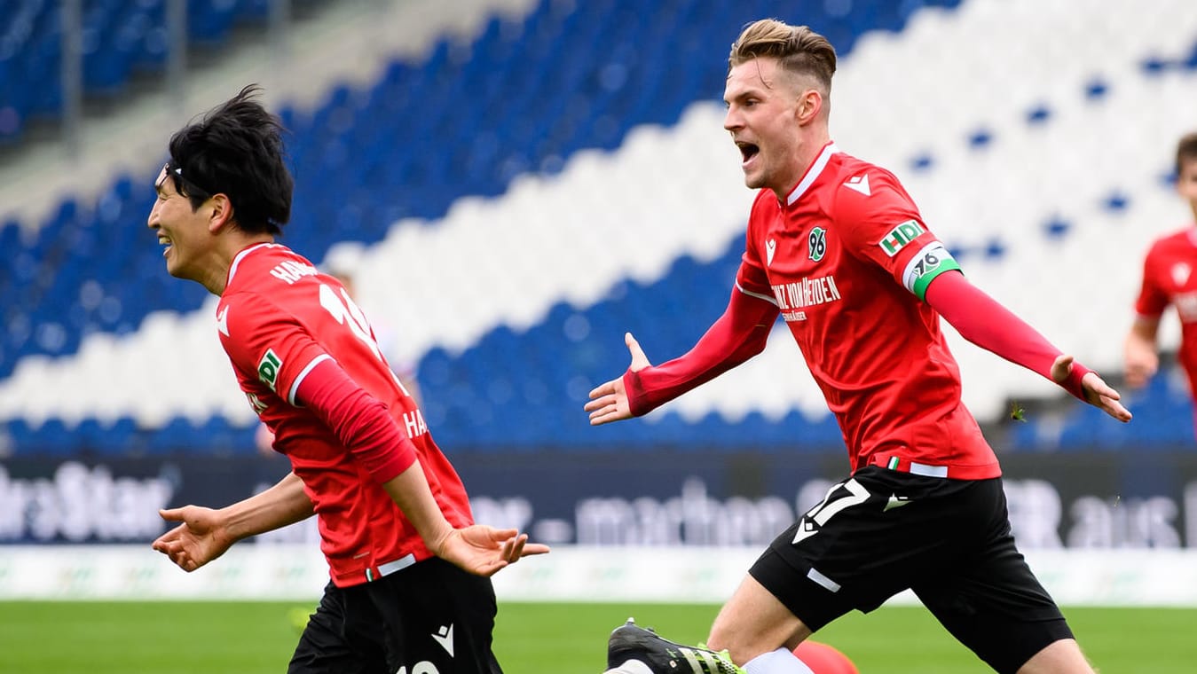 Marvin Ducksch (r.) beglückwünscht Genki Haraguchi: Der Japaner sorgte für den späten Ausgleich.