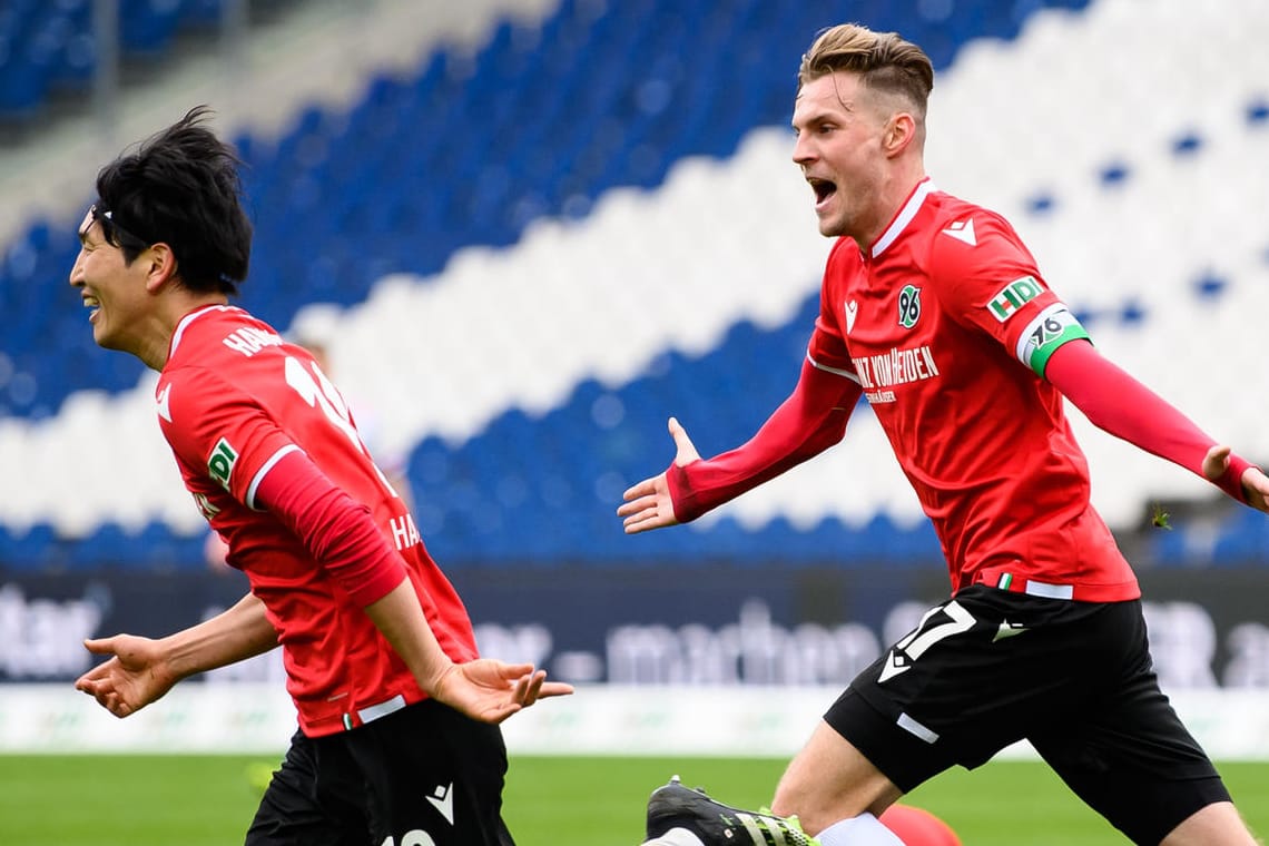 Marvin Ducksch (r.) beglückwünscht Genki Haraguchi: Der Japaner sorgte für den späten Ausgleich.