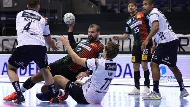 Die SG Flensburg-Handewitt (weiße Trikots) verteidigte in Magdeburg die Tabellenführung in der Handball-Bundesliga. Die SG Flensburg-Handewitt (weiße Trikots) verteidigte in Magdeburg die Tabellenführung in der Handball-Bundesliga.