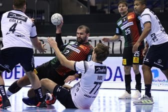 Die SG Flensburg-Handewitt (weiße Trikots) verteidigte in Magdeburg die Tabellenführung in der Handball-Bundesliga.