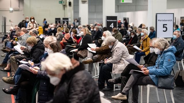 Menschen warten mit Mund-Nasen-Bedeckung in einem Impfzentrum (Symbolbild): Fast alle Impftermine für Impfungen mit dem Astrazeneca-Impfstoff wurden bereits vergeben. Menschen warten mit Mund-Nasen-Bedeckung in einem Impfzentrum (Symbolbild): Fast alle Impftermine für Impfungen mit dem Astrazeneca-Impfstoff wurden bereits vergeben.