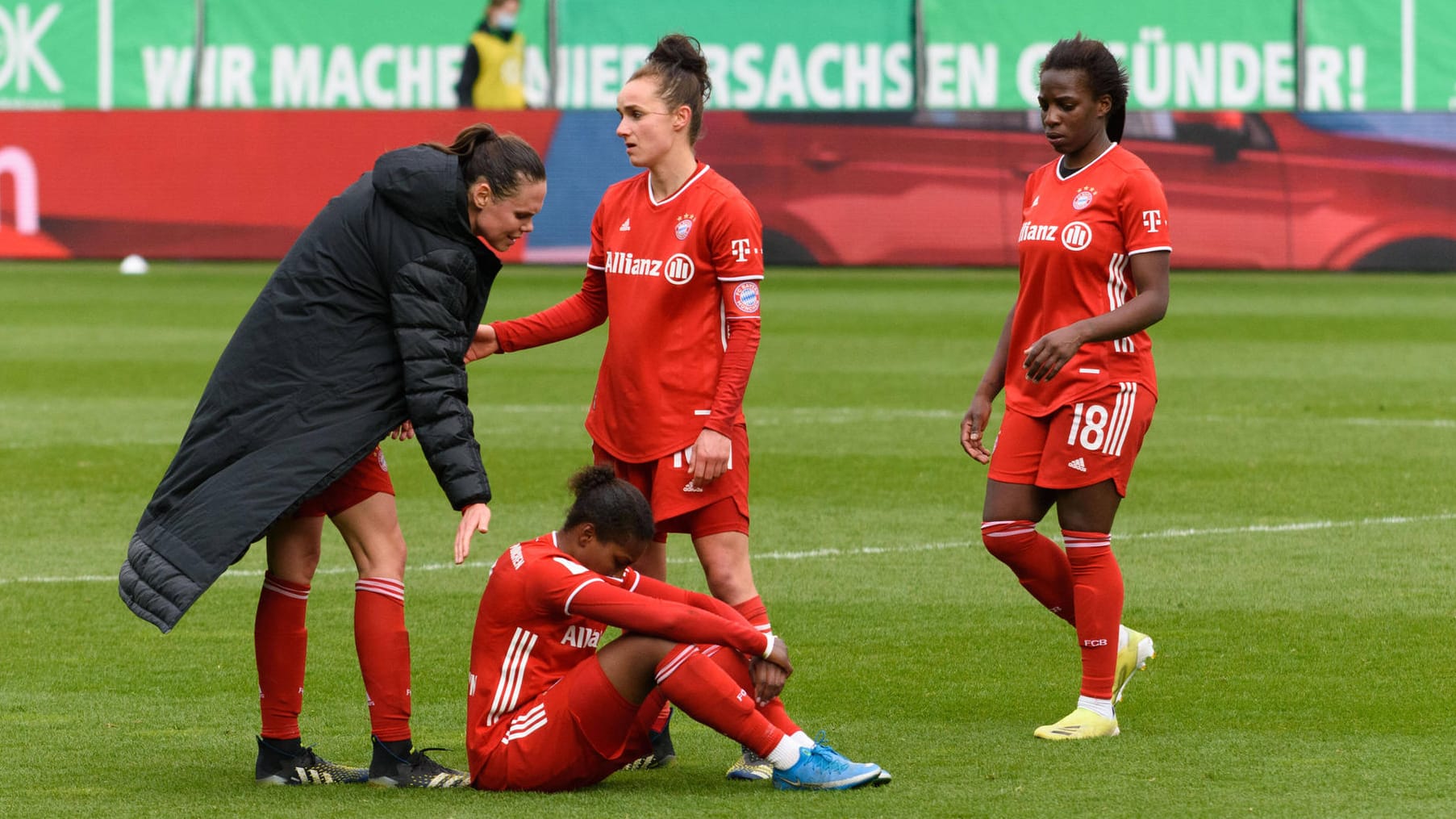 Niedergeschlagene Bayern-Spielerinnen: Das Aus im Halbfinale war ein bitterer Rückschlag für Lina Magull (stehen in der Mitte) und Co. Niedergeschlagene Bayern-Spielerinnen: Das Aus im Halbfinale war ein bitterer Rückschlag für Lina Magull (stehen in der Mitte) und Co.