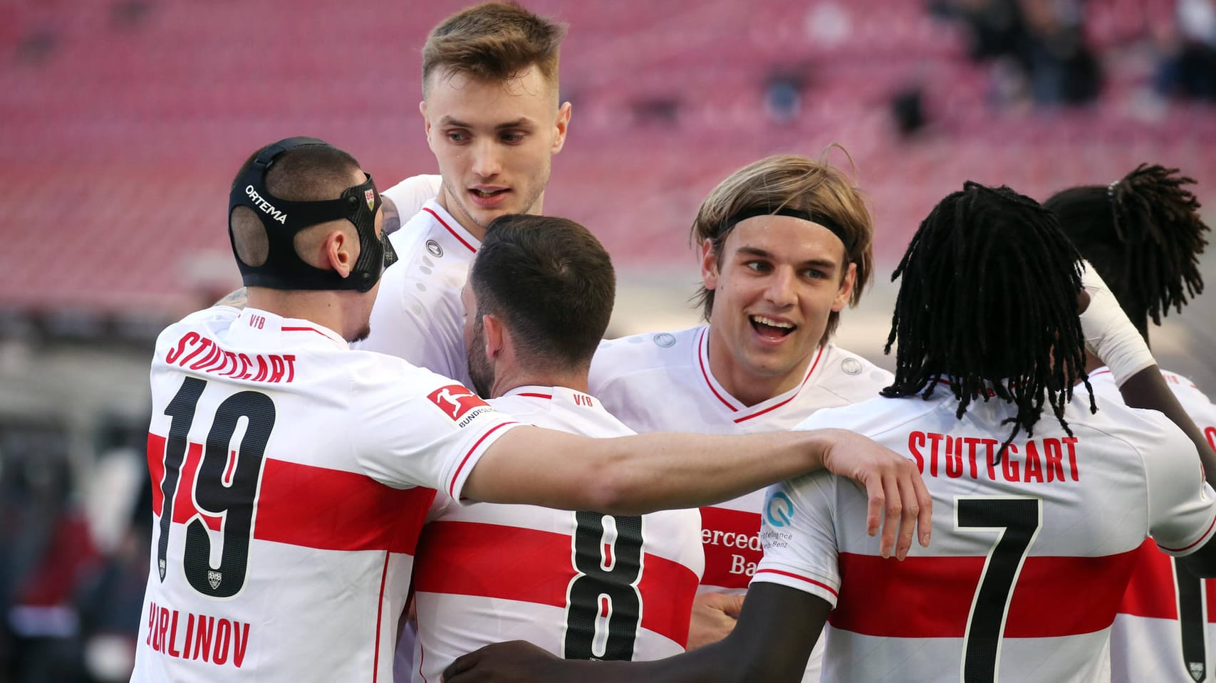 Schwäbische Jubeltraube: Die Spieler des VfB Stuttgart nach dem entscheidenden Treffer gegen Werder. Schwäbische Jubeltraube: Die Spieler des VfB Stuttgart nach dem entscheidenden Treffer gegen Werder.
