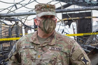 US-Soldat an einem Stützpunkt am Flughafen von Erbil im Nordirak nach einem Raketenangriff am 15. Februar: Stecken pro-iranische Milizen hinter den Attacken?