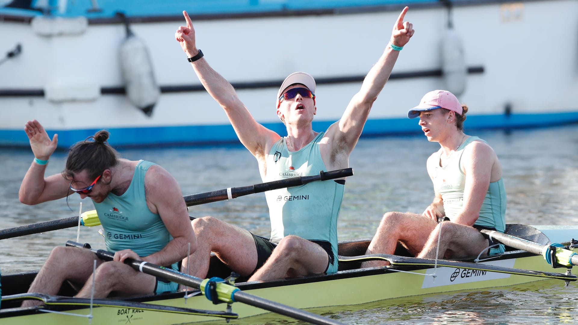Zwischen Erschöpfung und Freude: Die Ruderer aus Cambridge nach dem 166. Boat Race.