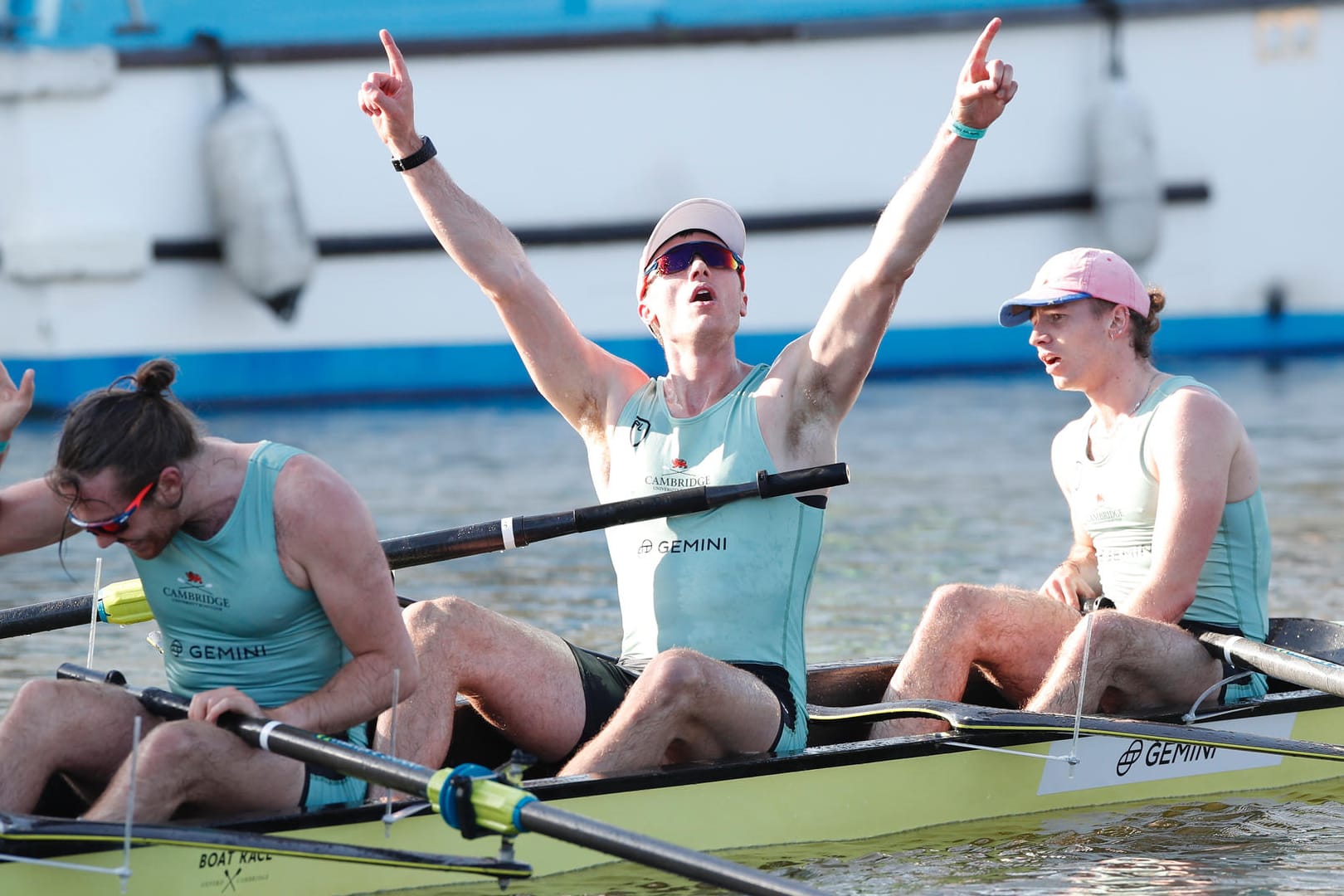 Zwischen Erschöpfung und Freude: Die Ruderer aus Cambridge nach dem 166. Boat Race.