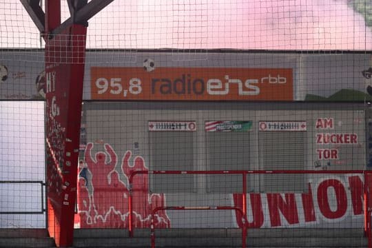 Rauchentwicklung hinter einer Tribüne im Stadion An der Alten Försterei.