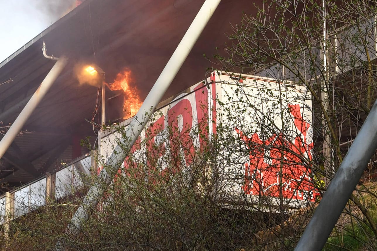 Flammen an der Alten Försterei: Kurz nach dem Anpfiff des Spiels Union gegen Hertha brannte es auf einer Imbissbude.