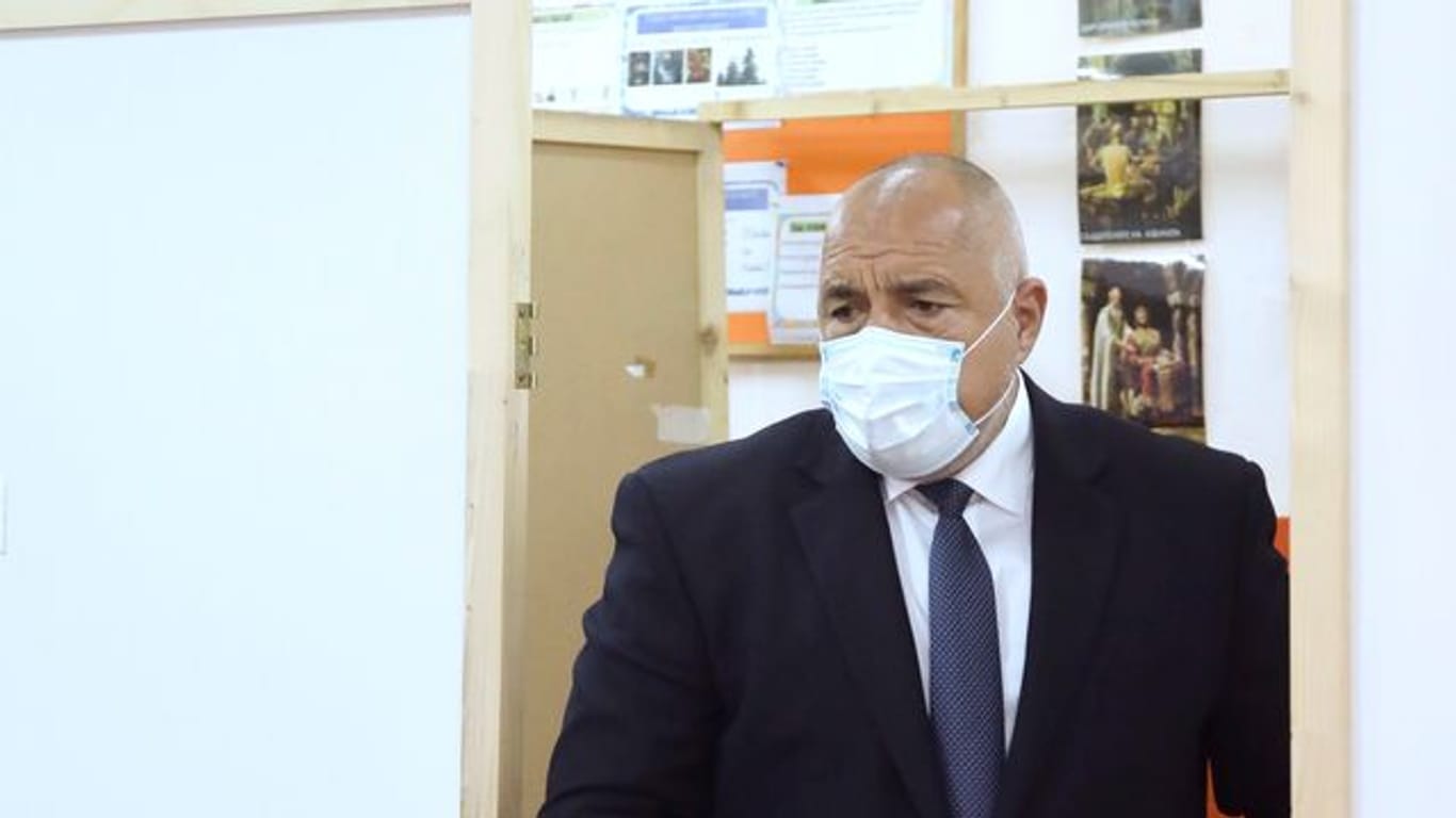 Ministerpräsident Boiko Borissow in einem Wahllokal in Bankja.