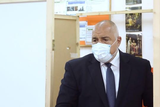 Ministerpräsident Boiko Borissow in einem Wahllokal in Bankja.