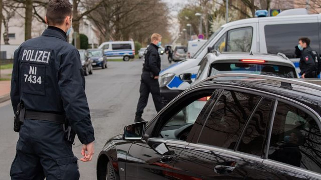 Polizisten kontrollieren ein Wohngebiet, in dem Niedersachsens Ministerpräsident Weil wohnt: Dort wollten "Querdenker" gegen die Corona-Maßnahmen protestieren.