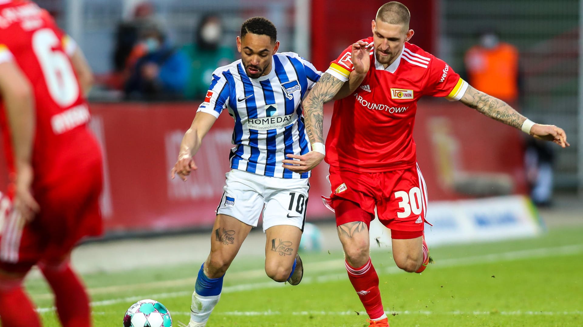 Stellvertretend für eine intensive Partie: Herthas Stürmer Matheus Cunha (l.) und Unions Mittelfeldspieler Robert Andrich schenken sich im Kampf um den Ball nichts.