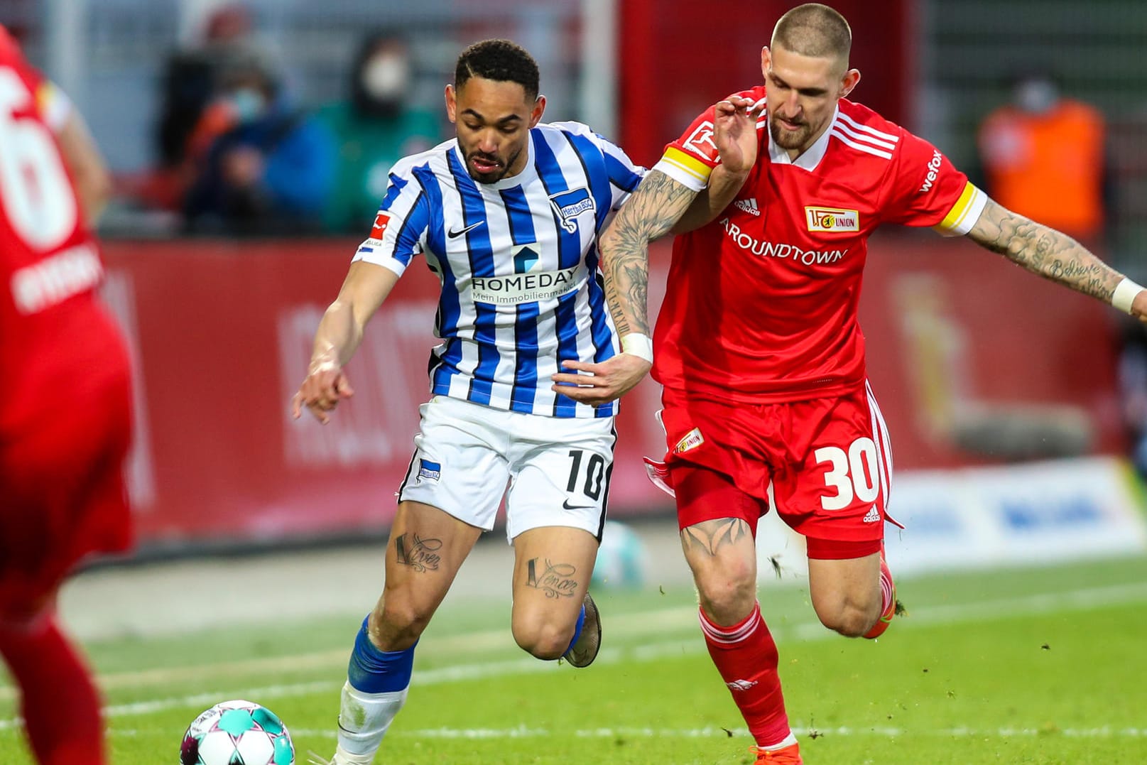 Stellvertretend für eine intensive Partie: Herthas Stürmer Matheus Cunha (l.) und Unions Mittelfeldspieler Robert Andrich schenken sich im Kampf um den Ball nichts.