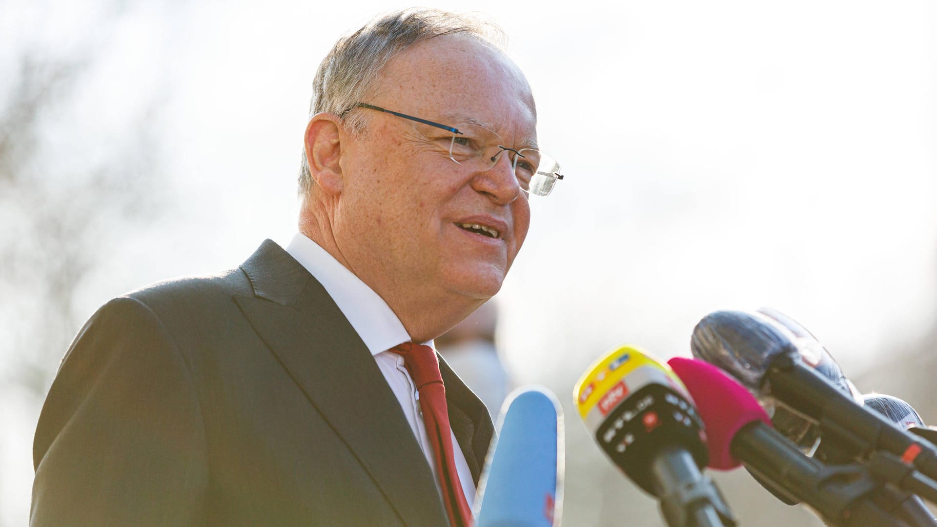 Niedersachsens Ministerpräsident Stephan Heil spricht zu Medienvertretern. Sein Wohnhaus wird jetzt von der Polizei besonders geschützt. Niedersachsens Ministerpräsident Stephan Heil spricht zu Medienvertretern. Sein Wohnhaus wird jetzt von der Polizei besonders geschützt.