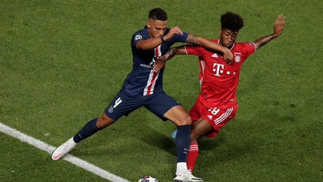 Bayerns Kingsley Coman (r) im Zweikampf mit PSG-Verteidiger Thilo Kehrer. Bayerns Kingsley Coman (r) im Zweikampf mit PSG-Verteidiger Thilo Kehrer.