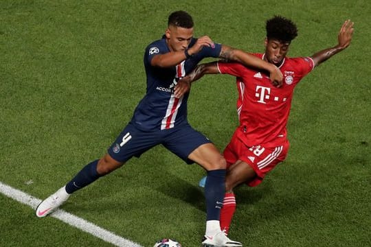 Bayerns Kingsley Coman (r) im Zweikampf mit PSG-Verteidiger Thilo Kehrer.