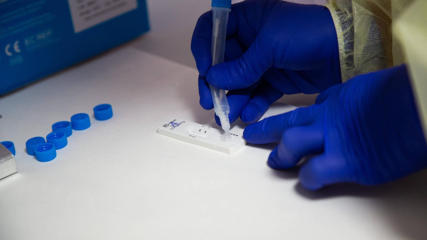 Ein Labormitarbeiter bedient einen Corona-Test (Archivbild). Das RKI hat vorläufige Infektionszahlen für Deutschland gemeldet.