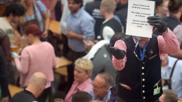 Bierzeltbesucher müssen im Hofbräuzelt ihre Plätze für Reservierungen freimachen (Archivbild): Trotz der Ungewissheit, sind schon viele Reservierungen für das diesjährige Oktoberfest gemacht worden.