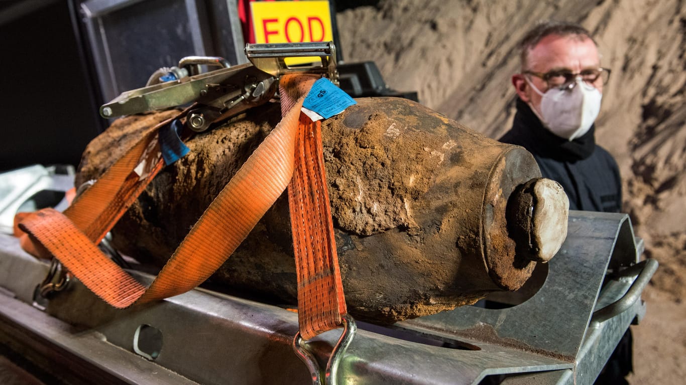 Eine entschärfte Bombe aus dem Weltkrieg ist im Stadtteil Wilhelmsburg auf einem Spezialfahrzeug verladen. Ein Spaziergänger hatte die 250 Pfund schwere Weltkriegsbombe auf einer Baustelle gefunden.