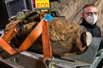 Eine entschärfte Bombe aus dem Weltkrieg ist im Stadtteil Wilhelmsburg auf einem Spezialfahrzeug verladen. Ein Spaziergänger hatte die 250 Pfund schwere Weltkriegsbombe auf einer Baustelle gefunden.