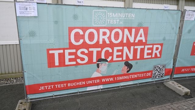 Rund um die Osterfeiertage werden laut RKI vielerorts weniger Tests gemacht und gemeldet - die Zahlen des Osterwochenendes haben deshalb nur eine eingeschränkte Aussagekraft.