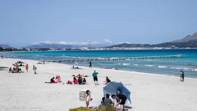 Appelle statt Verbot: Nach wie vor sind Urlaubsreisen zu Zielen wie Mallorca erlaubt – trotz bedenklicher Infektionslage.