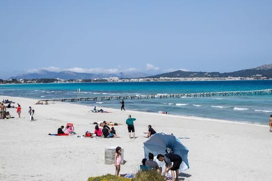 Appelle statt Verbot: Nach wie vor sind Urlaubsreisen zu Zielen wie Mallorca erlaubt – trotz bedenklicher Infektionslage.