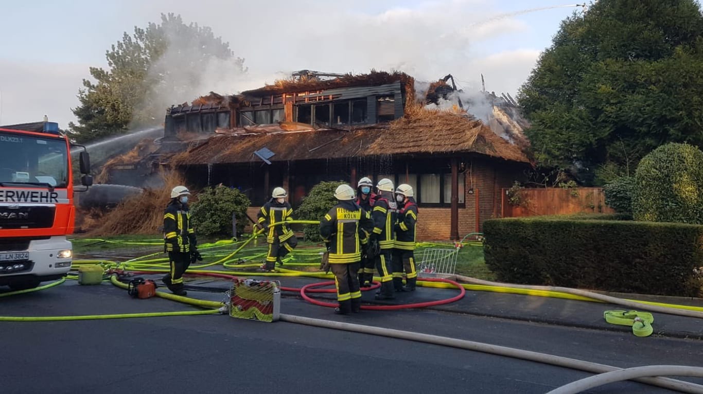 Feuerwehr beim Einsatz: Ein Reetdach geriet in Brand.