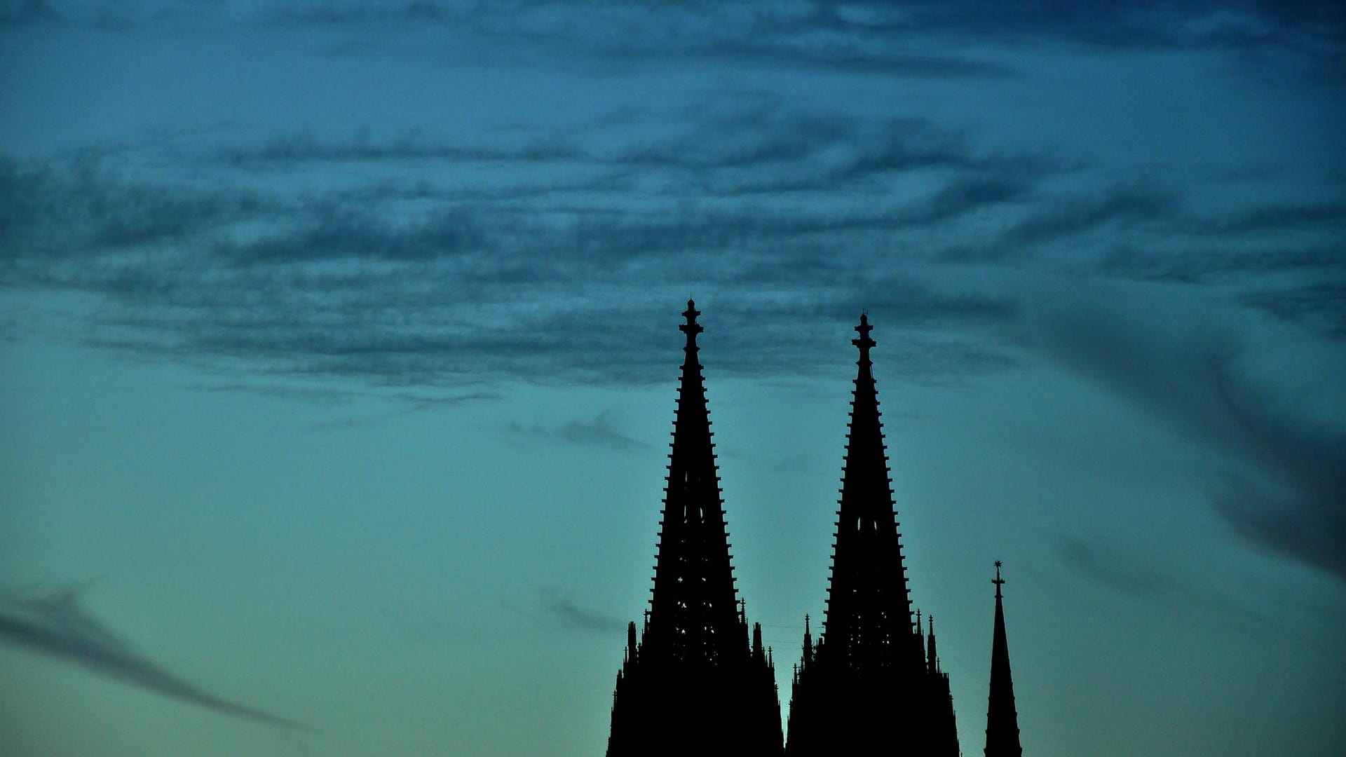 Kölner Dom vor blauem Himmel: In der Stadt grassiert das Coronavirus seit über einem Jahr.