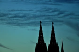 Kölner Dom vor blauem Himmel: In der Stadt grassiert das Coronavirus seit über einem Jahr.