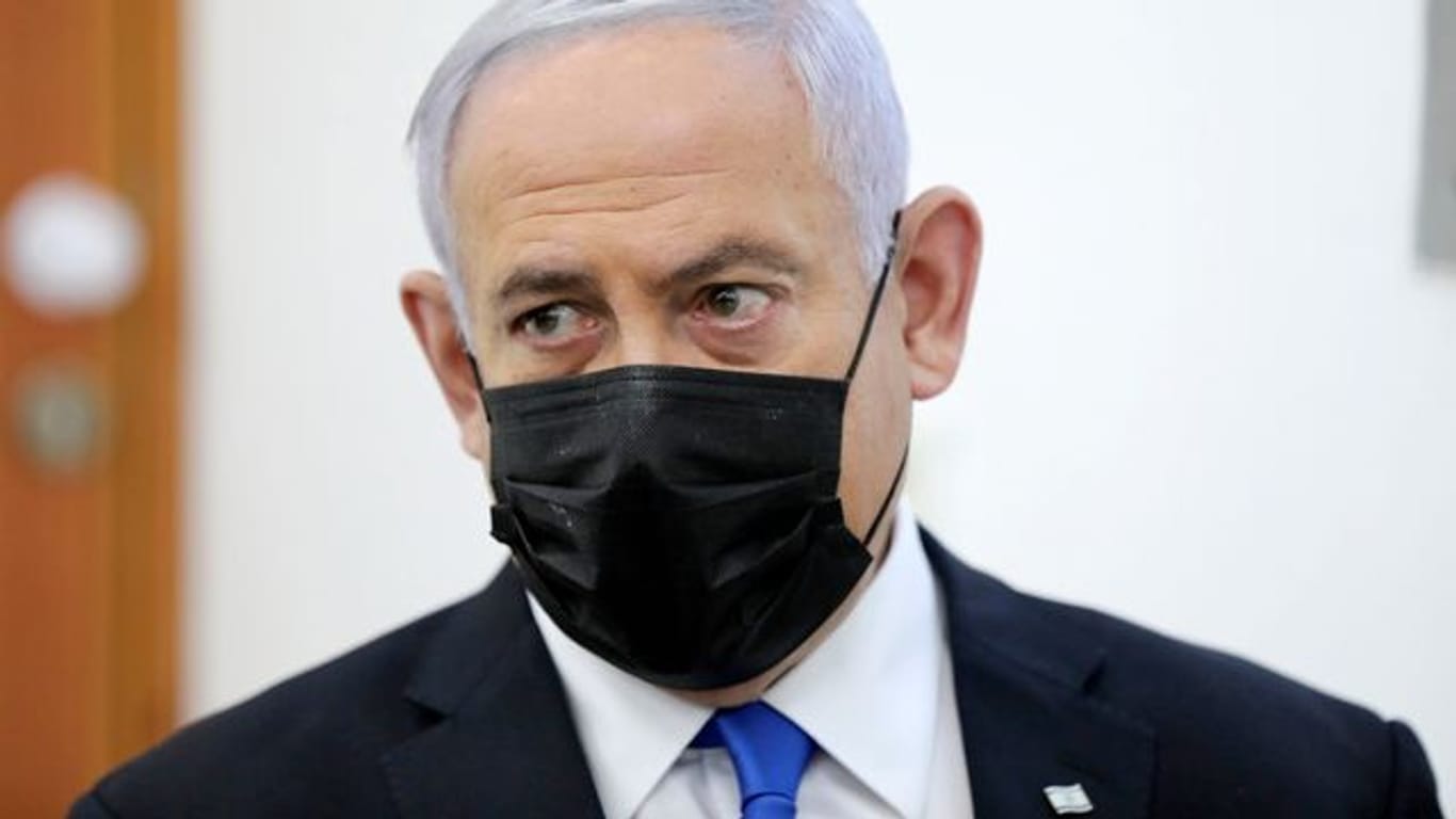 Benjamin Netanjahu nimmt in Jerusalem an einer Beweisanhörung in seinem Prozess wegen angeblicher Korruptionsverbrechen teil.