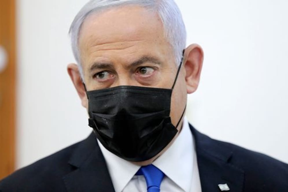 Benjamin Netanjahu nimmt in Jerusalem an einer Beweisanhörung in seinem Prozess wegen angeblicher Korruptionsverbrechen teil.