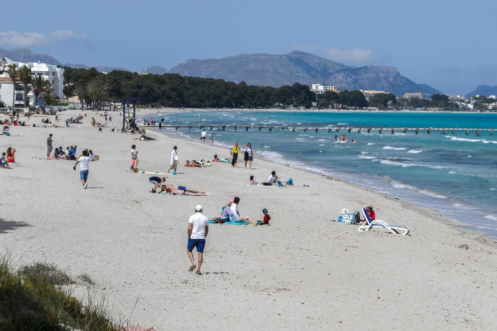 Menschen am Strand auf Mallorca (Symbolbild): Der Tourismus ist die wichtigste Einnahmequelle der Balearen-Insel.