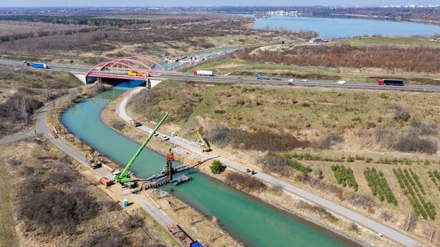 Mit einer Spundwand wird der Kanal zwischen dem Markkleeberger (hinten) und dem Störmthaler See gesperrt (Archivbild): Mehrere Seen im Leipziger Umland sind gesperrt worden.