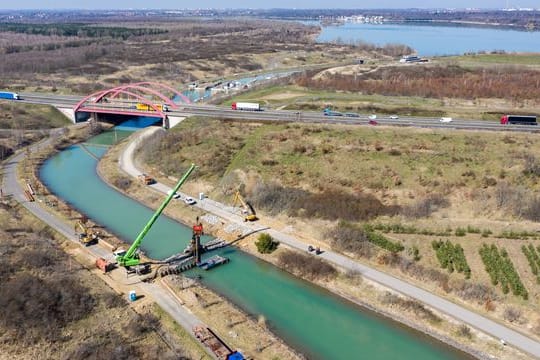 Mit einer Spundwand wird der Kanal zwischen dem Markkleeberger (hinten) und dem Störmthaler See gesperrt (Archivbild): Mehrere Seen im Leipziger Umland sind gesperrt worden.