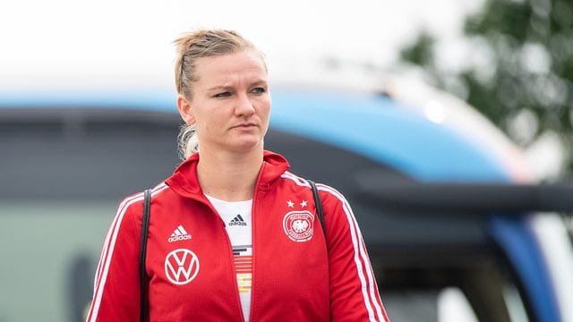 Alexandra Popp kommt zum Training der Fußballnationalmannschaft der Frauen (Symbobild): Beim Spiel gegen den FC Bayern München hatte sie dich verletzt.