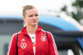 Alexandra Popp kommt zum Training der Fußballnationalmannschaft der Frauen (Symbobild): Beim Spiel gegen den FC Bayern München hatte sie dich verletzt.