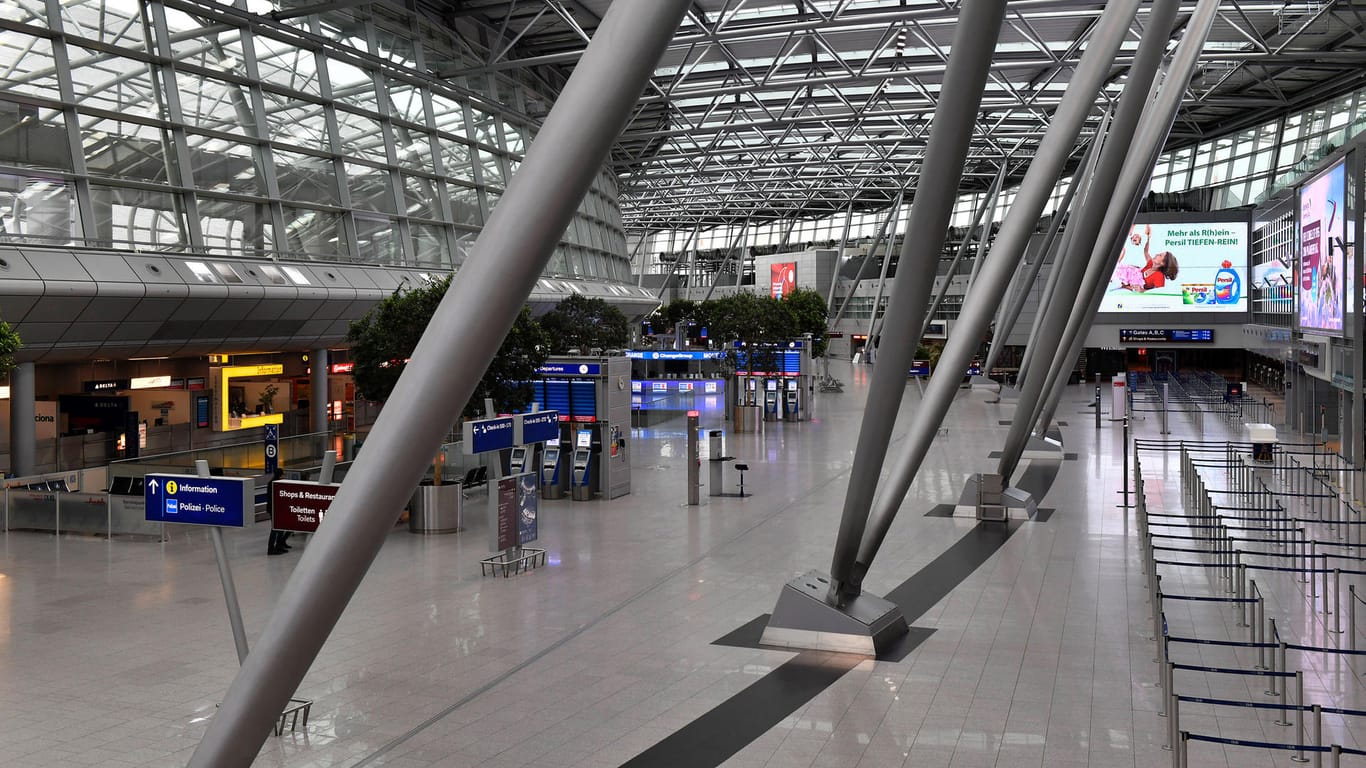 Blick in das Abflugterminal des Flughafens Düsseldorf heute (Archivbild): Der Flughafen gilt als sehr sicher. Die Corona-Pandemie hat ihn aber in eine wirtschaftliche Krise gestürzt.